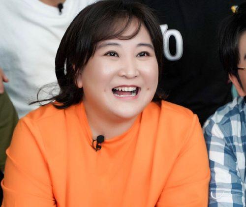 娱乐吃瓜贾玲,娱乐界的“吃瓜女王”，笑料百出的人生